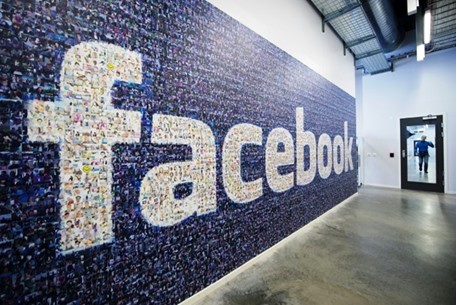فيسبوك تطلق ميزات تتيح للشركات التجارية مراسلة زبائنها