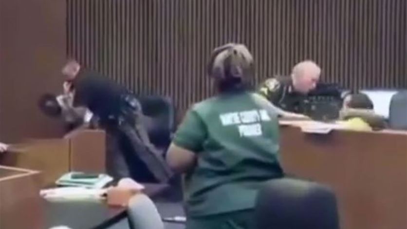 فيديو: انتقم من قاتل طفلته بهجومٍ عنيفٍ في المحكمة