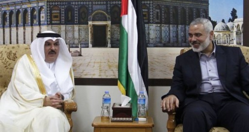 هنية يلتقي رئيس اللجنة القطرية لإعمار غزة
