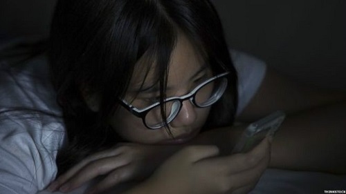 متابعة المراهقين لوسائل التواصل الاجتماعي لفترات طويلة يعرضهم للقلق والاكتئاب
