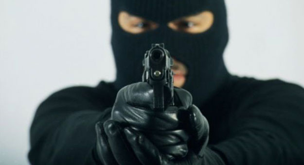 مسلحون يستولون على 2.5 مليون شيقل و200 ألف دولار من مركبة بنك الاستثمار 