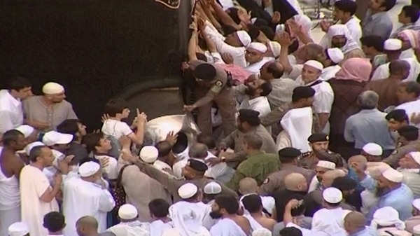 تحذيرات من تقبيل الحجر الأسود ولمس مقام إبراهيم