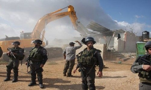 جرافات الاحتلال تهدم 5 محال تجارية في حزما 