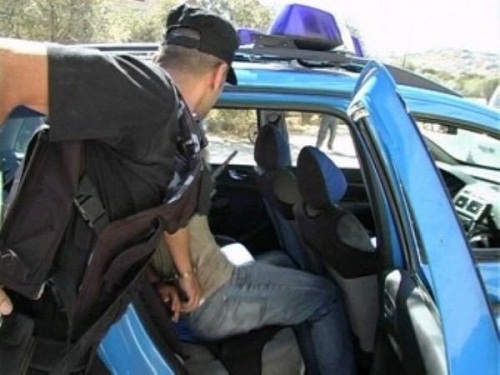 الشرطة تقبض على شخصين دسا المخدرات بمركبة مواطن للإيقاع به

