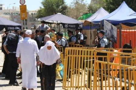 الاحتلال يحاصر القدس القديمة ويُحدّد أجيال المصلين في الأقصى
