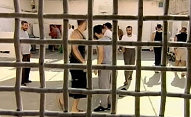 نقل 10 أسرى إلى زنازين 'جلبوع' وفرض عقوبات قاسية بحقهم
