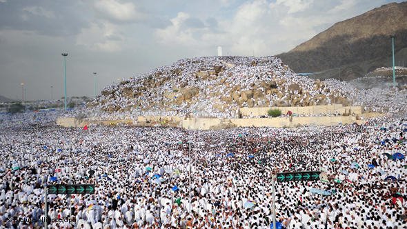 الحجاج يقضون الركن الأعظم استعدادا لمزدلفة