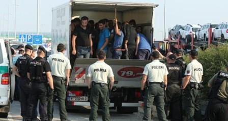  سلوفاكيا تعتزم الطعن في قرار وزراء الداخلية الأوربيين بتوزيع 120 ألف لاجئ
