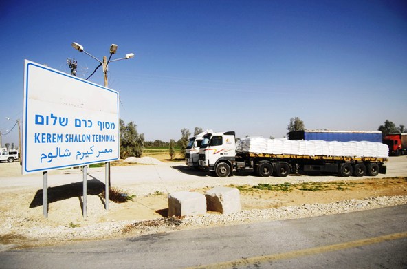 إسرائيل تفتح المنفذ التجاري الوحيد لقطاع غزة استثنائيا لإدخال الوقود
