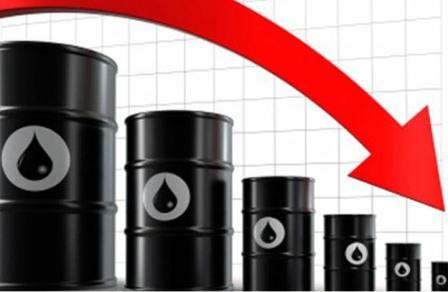 أسعار النفط تهبط بفعل زيادة كبيرة بمخزونات البنزين بأمريكا

