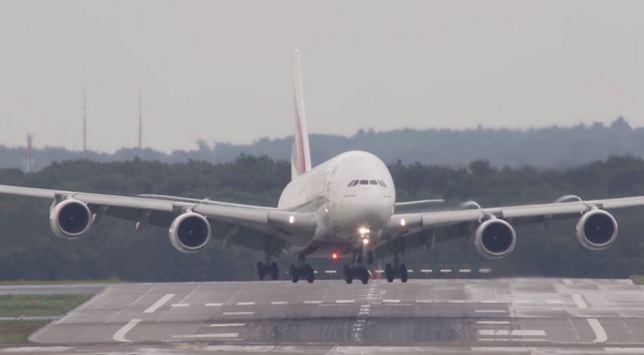 بالفيديو..هبوط أضخم طائرة في العالم بظروف جوية سيئة
