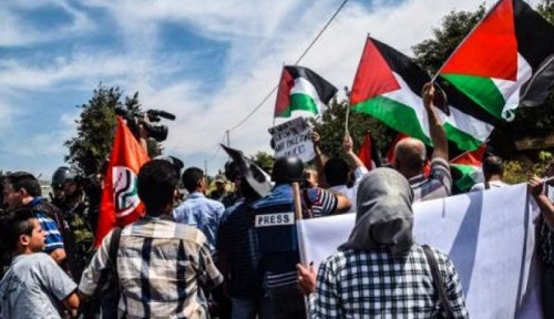 القدس: الاحتلال يقمع مسيرة سلمية مناصرة للأقصى وداعمة للرئيس
