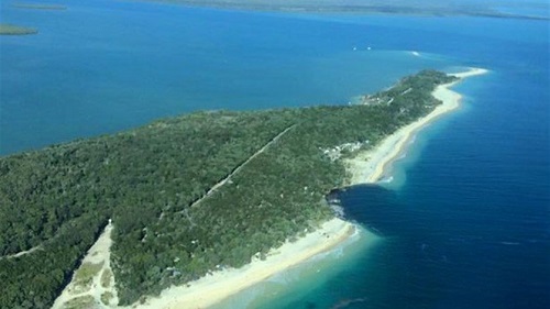 فيديو... حفرة كبيرة في أستراليا تبتلع المركبات على الشاطئ
