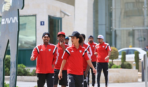 لاعبو الامارات: فلسطين أفضل مما توقعنا وجئنا لتحقيق الفوز
