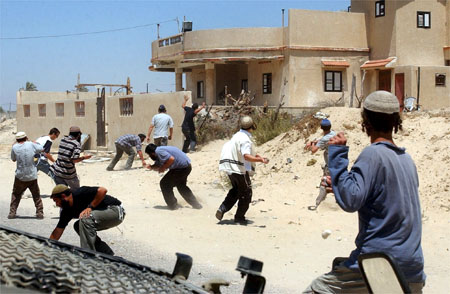 مستوطنون يعتدون على