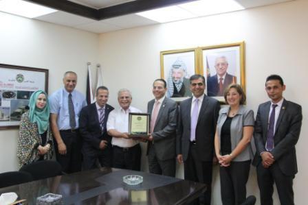  بنك القدس يقدم دعمه لمختبر المكفوفين بفرع جامعة 