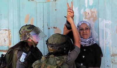 الاحتلال ينقل الأسيرة أبو عيشة للمشفى بعد تدهور صحتها