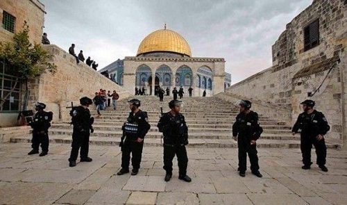 قريع يحذر من انفجار حرب دينية في القدس بعد إغلاق الأقصى لليوم السابع
