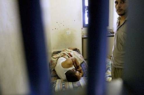 الأسير المصاب ابو هليل يعاني وضعاً صحياً صعباً في معتقل 