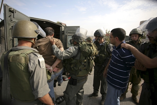 قوات الاحتلال تعتقل عشرة مواطنين من الضفة 