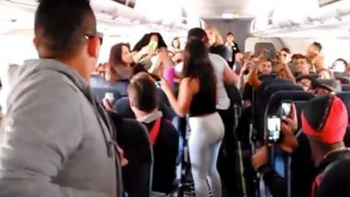 فيديو.. شجار بين فتيات على متن طائرة أمريكية
