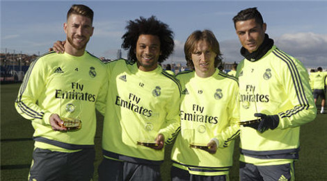 لاعبو ريال مدريد يهنئون زملائهم المختارين في الفريق المثالي لعام 2015
