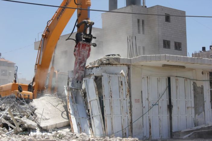 الاحتلال يهدم ثلاثة محال تجارية في قرية خربثا المصباح
