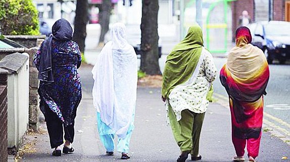 كاميرون يدعو المرأة المسلمة للاندماج ويراجع مجالس الشريعة
