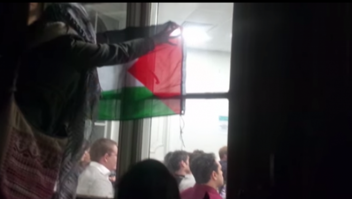 طلاب فلسطينيون يشوشون على محاضرة لرئيس الشاباك السابق في لندن
