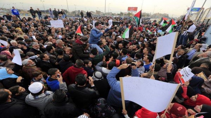 مئات اللاجئين الفلسطينيين يتظاهرون في لبنان ضد 