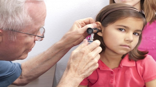 بهذه الطرق جنبي طفلك من التهاب الأذن الوسطى المتكرر
