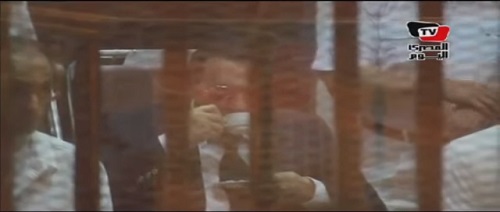 فيديو... مبارك يثير الجدل لانه يتناول القهوة في قفص الاتهام
