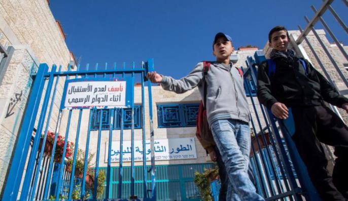 الاحتلال يمنع مدارس القدس من تدريس المنهج الفلسطيني ويستبدله بالاسرائيلي