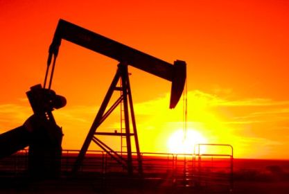 توقعات خفض الإنتاج تبقي النفط قرب أعلى مستوياته في 2016
