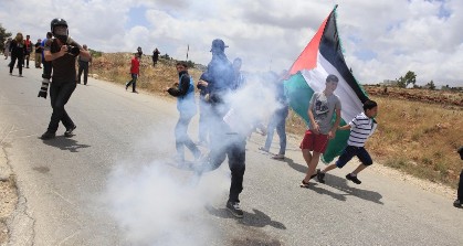 إصابة متضامن أجنبي برصاص الاحتلال في النبي صالح
