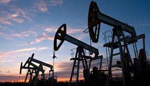 هبوط أسعار النفط وتضاؤل احتمال خفض الإنتاج
