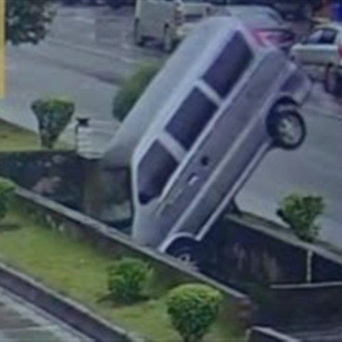 بالفيديو.. سيارة تسقط أخرى في حفرة على الطريق بالصين