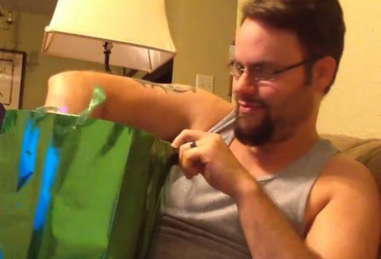 فيديو: ردة فعل رجل أصم تفاجئه زوجته بحملها