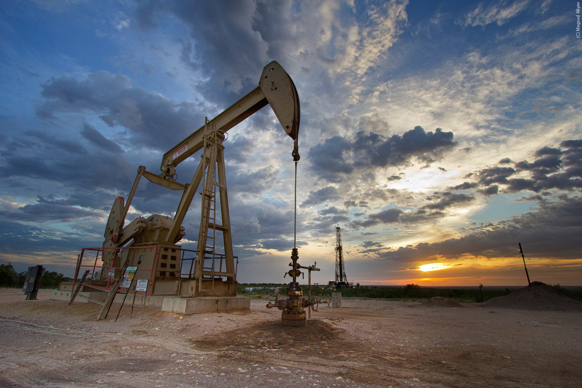 النفط يقترب من أقل مستوياته في 11 عاما