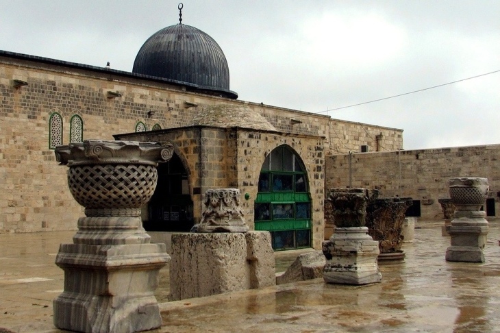 آلاف المواطنين يؤدون الجمعة في الأقصى رغم إجراءات الاحتلال المشددة
