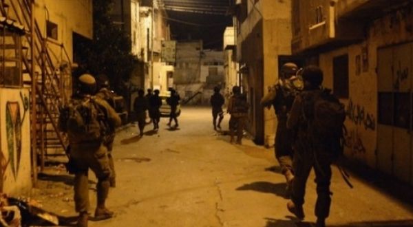 الاحتلال يعتقل أربعة مواطنين ويفتش منازل في الخليل
