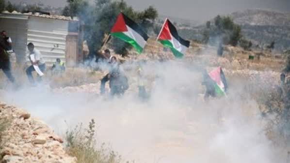 إصابة شاب بقنبلة في ظهره في نعلين
