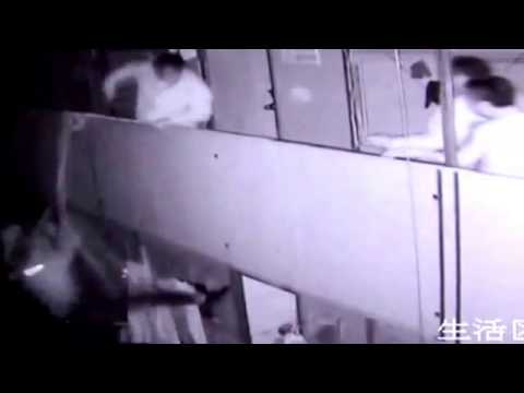  فيديو.. عامل صيني يرمي زميله من الطابق الثاني