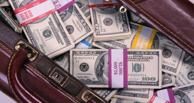 موظف بنكي ربح 9 ملايين دولار بسبب عاهرة ودفع لها 300 دولار