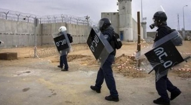 الاحتلال يقتحم قسم 3 في سجن جلبوع والأسرى يحتجون بالإضراب
