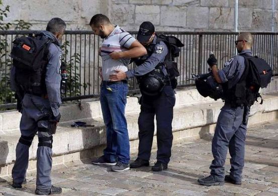 تفتيش استفزازي للشبان في القدس 