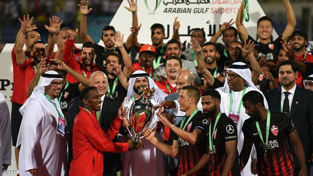 أهلي دبي يتوج بكأس