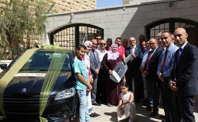 بنك القدس يسلم الفائزة