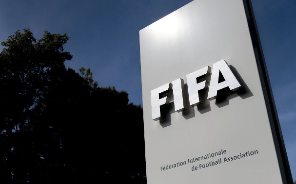 الفيفا يعاقب 11 اتحادا بسبب سلوك المشجعين في تصفيات كأس العالم
