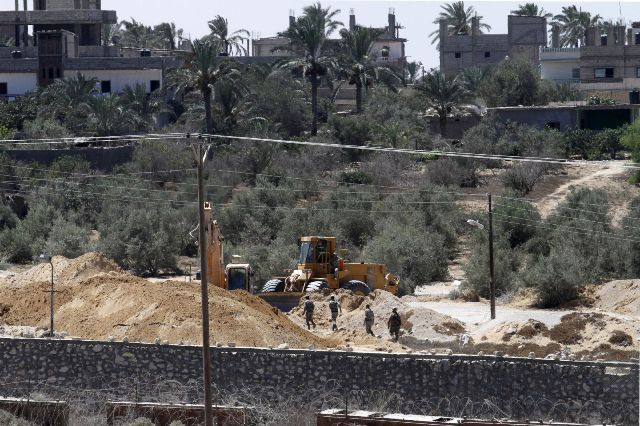 سقوط شظايا لقذائف من الجانب المصري على منزل فلسطيني برفح